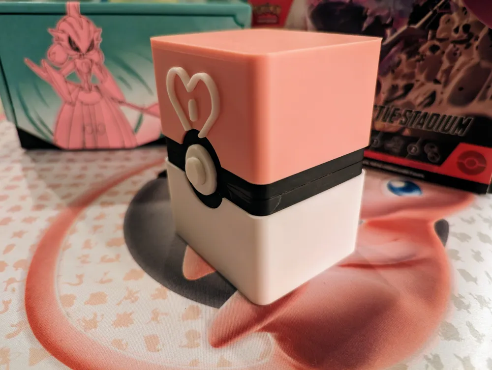 Deck Box "Love Ball" (Bola Amorosa) con Cierre Magnético para Pokémon TCG - Imagen 2