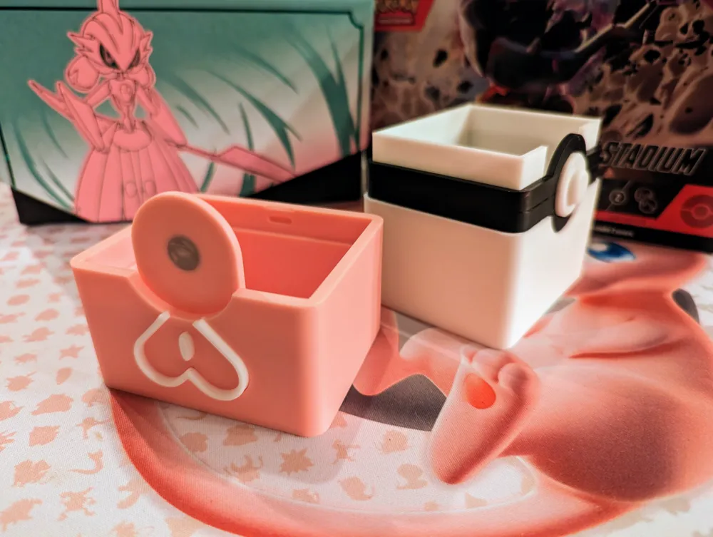 Deck Box "Love Ball" (Bola Amorosa) con Cierre Magnético para Pokémon TCG - Imagen 3