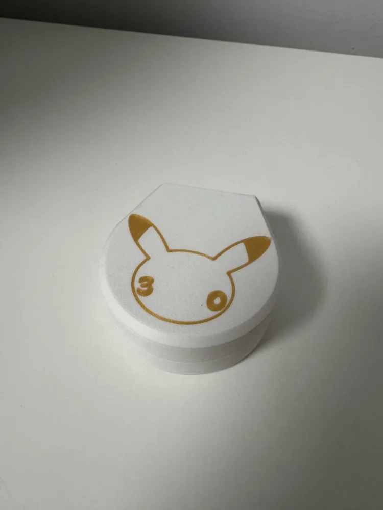 Caja de Dados Magnética Pokémon TCG - Edición 30 Aniversario